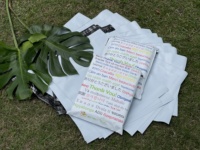 L'extérieur de gros est blanc à l'intérieur est noir imperméable nouveau matériel affranchissement sac de livraison de colis couleur-emballé sac de courrier