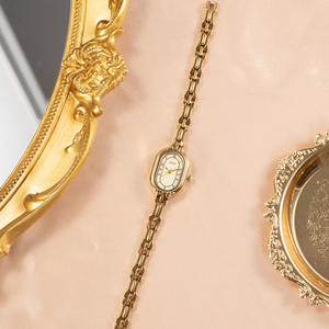 Petite montre bracelet en or de style rétro, forme ovale, luxe léger, artistique et tendance, montre à quartz - Product Image 4