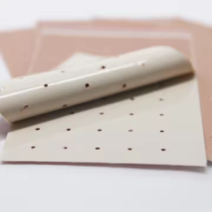 Parche transpirable perforado para aliviar el dolor, resuelve el problema de irritación de la piel, cómodo para el uso a largo plazo en el cuerpo - Product Image 3