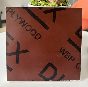 Panneaux de <span class=keywords><strong>coffrage</strong></span> filmés <span class=keywords><strong>en</strong></span> contreplaqué E0 de première qualité 1220x2440mm 15mm 18mm 21mm pour béton, Shandong Linyi - Product Image 3