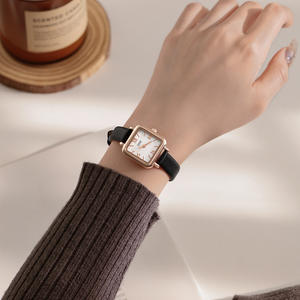 Petite montre carrée pour femme étanche avec un style romain rétro simple avec un bracelet en cuir de style business - Product Image 1