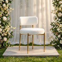 Chaise d'appoint moderne en tissu Teddy moelleux, avec structure en métal doré titane, élégante pour la décoration de réception de mariage