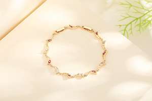 กำไลข้อมือแฟชั่นสีแดงไวน์ ดีไซน์รูปพระจันทร์เสี้ยว ชุบทอง 18K กำไลมิตรภาพสุดหรู สีแดงเบอร์กันดีเคลือบเงา - Product Image 6