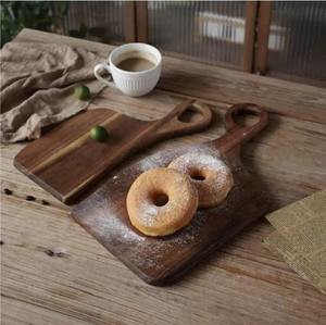 Planche à découper en bois charmante, un mélange délicieux de fonctionnalité et d'artisanat rustique, fabriquée à partir de matériaux de haute qualité. - Product Image 5