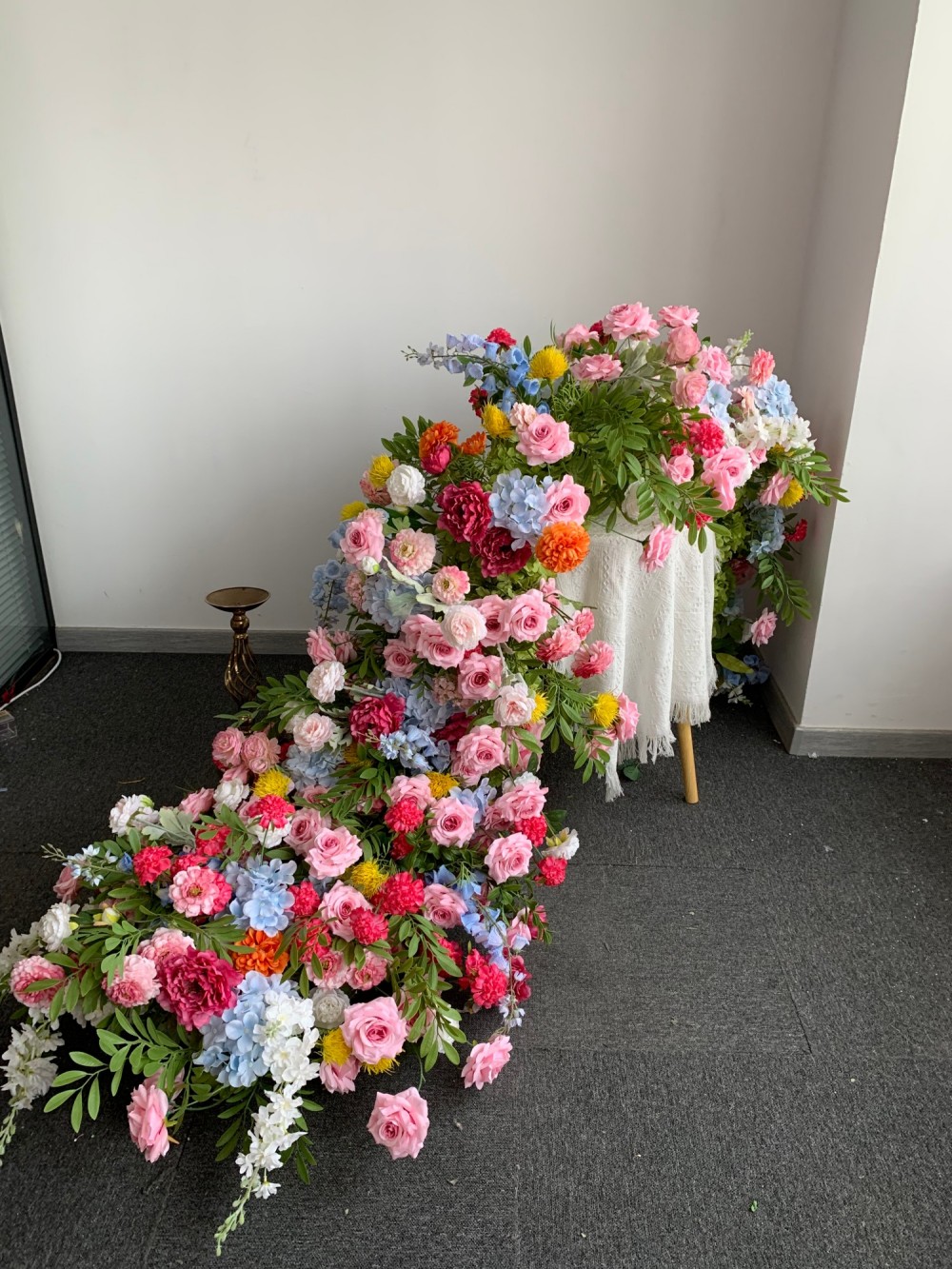 Camino de mesa floral rosa de 200 cm.