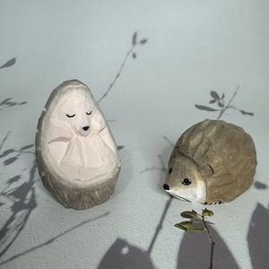 La serie de adornos de madera maciza para coche de la serie Little Hedgehog, tallados a mano por Shengx, pueden ser utilizados como colgantes y decoraciones de escritorio. - Product Image 2