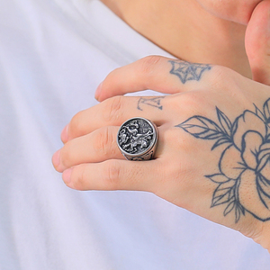 Anillo de Acero Inoxidable Chapado en Oro Real con Diseño de Cruz, Estilo Hip Hop para Hombre, Acabado Vintage Antiguo, Joyería Grabada Resistente al Deslustre - Product Image 2