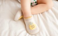 Chaussons-chaussettes tricotés pour bébé, motif ours doré tendance et mignon, avec bordure marron, semelle souple et flexible en TPE antidérapante, vente en gros