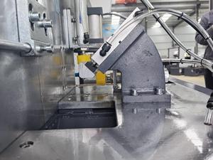 Machine à découper les coins de portes et fenêtres en aluminium Hisena avec composants de moteur à roulement 2,2 kW 380 V, facile à utiliser - Product Image 5