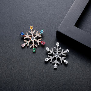 LUOTEEMIラインストーンコサージュラペルピンレインボーカラージルコンクリスタルブローチブライダルスノーフレークブローチとクリスマス用ピン - Product Image 5
