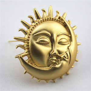 Elegante antico sole e luna spilla nuova moda oro opaco bacio nebbia spilla in metallo con placcatura in oro tema amore - Product Image 5