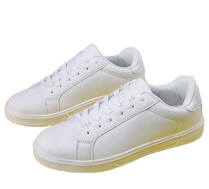 Sneakers blanches grande taille pour hommes et femmes - Chaussures décontractées en cuir imperméable, style athlétique tendance - Product Image 4