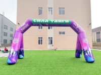 Arche gonflable personnalisée pour compétitions sportives, événements publicitaires et promotion de camping avec affichage du logo