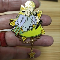 Épinglette personnalisée en alliage de zinc avec personnage d'anime en émail dur et breloque suspendue, badge métallique pour les fans de Comic Con, commande en gros