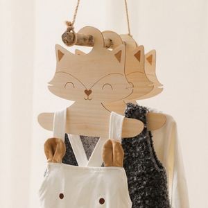 Cintre en bois créatif style scandinave DIY en forme de renard, écologique, pour vêtements d'enfants, avec gravure pour la garde-robe de bébé - Product Image 1