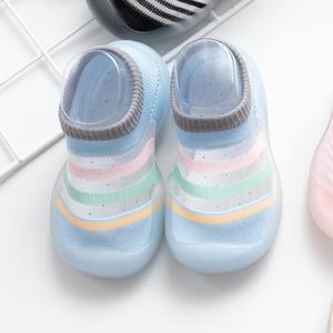 Chaussures chaussettes pour bébé à rayures <span class=keywords><strong>arc</strong></span>-<span class=keywords><strong>en</strong></span>-<span class=keywords><strong>ciel</strong></span> bleues, ultra-douces, antidérapantes, semelle flexible, premières chaussures pour tout-petits, vente <span class=keywords><strong>en</strong></span> gros, dropshipping - Product Image 1