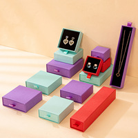 Emballage de bijoux personnalisé A1 avec logo, étuis à tiroirs violet, aqua et rouge, présentoir intérieur noir pour colliers longs et boîtes