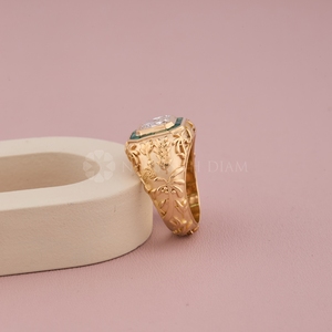 Bague élégante en or jaune avec diamant de laboratoire taille radiant, bijoux fins pour homme, provenance Inde - Product Image 3
