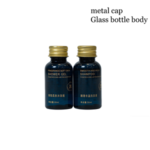 Ensemble <span class=keywords><strong>de</strong></span> voyage personnalisé <span class=keywords><strong>de</strong></span> 30 ml : Shampoing et gel douche en gros sous marque privée avec bouchons métalliques dorés pour hôtels <span class=keywords><strong>de</strong></span> luxe - Product Image 1