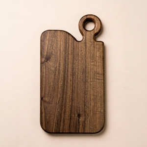 Planche à découper artisanale en bois de noyer massif Artizon Studio, planche de service rustique, finition alimentaire, forme rectangulaire, durable - Product Image 1