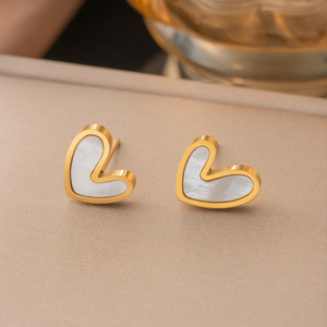 <span class=keywords><strong>Set</strong></span> di Gioielli Trendy in Acciaio Inossidabile 316L Placcato Oro 18K con Cuore in Madreperla Bianca per Donne, Collana e <span class=keywords><strong>Orecchini</strong></span> Impermeabili - Product Image 3