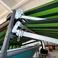 Auvent rétractable sur mesure à cassette intégrale, modèle French & Watermelon, avec structure en tube carré et fixation par plaque en acier pour vitrine de magasin et ombrage extérieur