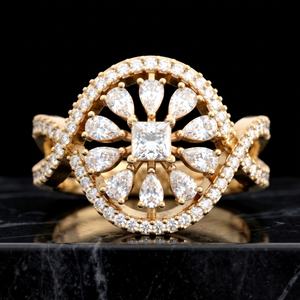 Anillo de cóctel cruzado con halo floral de lujo en oro amarillo de 14K con diamantes de laboratorio en forma de princesa y pera, joyería OEM personalizada - Product Image 1