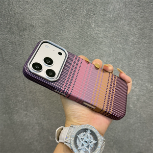 Étui de téléphone magnétique en fibre de carbone à dégradé de couleur pour iPhone 18 17 Pro Max 16 15, compatible avec la charge sans fil, ultra-fin, finition mate, coque rigide - Product Image 4