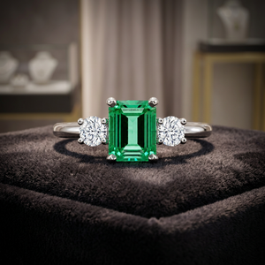 Anillo de compromiso de tres piedras con gema verde de corte esmeralda y diamante redondo cultivado en laboratorio en oro de 10K, 14K, 18K y plata 925, 935. - Product Image 1