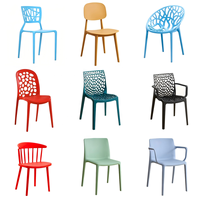 Vente d'usine, chaises empilables en plastique sans accoudoirs, chaises en plastique pas chères, vente en gros