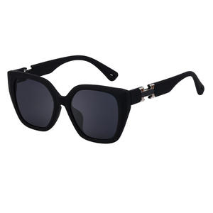 Lunettes de soleil œil de chat style européen et américain pour femmes, protection UV400, monture PC, verres noirs, tendance streetwear, protection solaire - Product Image 1