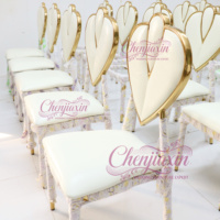 Chaise de mariage commerciale de luxe en gros, en forme de cœur, avec garniture dorée et assise rembourrée blanche, pour la décoration de banquets et de cérémonies romantiques