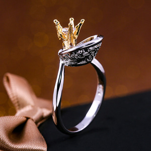 Anello a Corona Bicolore per Donne, Gioiello Elegante e Scintillante, Vendita all'Ingrosso - Product Image 4