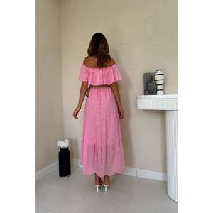 เดรสสีชมพูแบบเปิดไหล่ปักลาย ความยาวปานกลาง เอวสม็อค ทรงเอ ผ้าทอ ระบายอากาศได้ดี สไตล์ลำลอง - Product Image 1