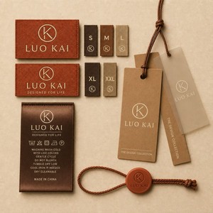 Écusson en caoutchouc PVC personnalisé avec logo en relief 3D pour vêtements, accessoires de marque et décoration vestimentaire - Product Image 1