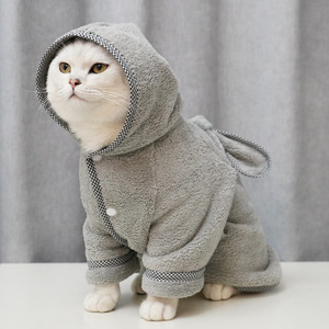 Peignoir à capuche en polaire corail pour animaux de compagnie, bleu clair et gris foncé, absorbant et chaud, pour chats et chiens, à porter en toutes saisons - Product Image 1