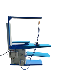 Table à repasser à vapeur intégrée <span class=keywords><strong>avec</strong></span> générateur de vapeur, équipée d'un fer à vapeur, d'un <span class=keywords><strong>tuyau</strong></span> de fer à repasser et d'un support pour fer à repasser. Lampe, cheminée. - Product Image 2