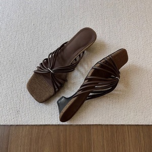 Sandales à talons carrés en cuir véritable, à enfiler, élégantes et tendance, à talon moyen pour femme - Product Image 4
