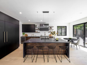 Meubles de cuisine modernes de luxe en panneaux mats noirs avec îlot en noyer et panneaux plats modernes - Product Image 3
