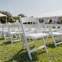 Chaise pliante en résine rembourrée blanche Wimbledon empilable pour mariage, événement, fête, banquet, extérieur – Vente en gros