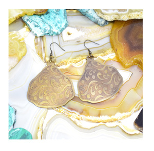 1990 viernes Suiza Triángulo de Oro candelabro largo pendiente de perla pendientes texturizados dorados joyería texturizada negra mate - Product Image 1