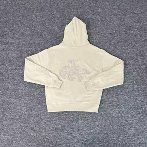 Ensemble veste à capuche en velours fin et pantalon Derschutze pour homme, avec logo brodé, style streetwear tendance et décontracté. - Product Image 5