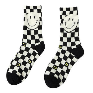 Chaussettes personnalisées de haute qualité Happy ODM Chaussettes tricotées à visage souriant Chaussettes de l'équipage décontractées pour jeunes hommes en jacquard à la mode - Product Image 3