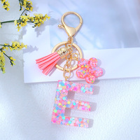 Porte-clés en résine scintillante rose avec pompon, style lettre alphabet, écologique et durable, vente en gros
