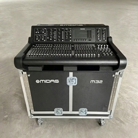 Console de mixage numérique MIDAS M32Live 32 canaux personnalisée dans un coffret de transport ouvert, prise en charge OEM et ODM