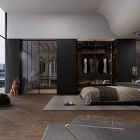 Armoire ouverte avec cadre en métal et panneaux en particules de bois, porte coulissante cannelée pour chambre principale