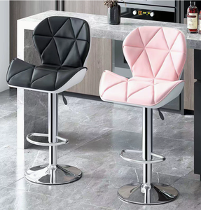 Fauteuils pivotants de coiffeur et de manucure Mia roses – Nouveaux fauteuils modernes pour événements, chaises à roulettes pour salle à manger - Product Image 1