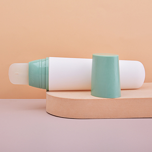 Flacone per Cosmetici 100ml Vuoto in PE con Pompa Spray e Testina in Silicone per Crema Viso, Personalizzabile con Logo - Product Image 3