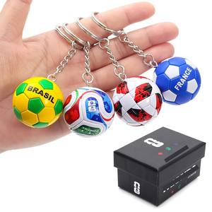 Porte-clés <span class=keywords><strong>Ballon</strong></span> <span class=keywords><strong>de</strong></span> Football avec Coffret Cadeau Exquis – Thème Sportif 2026 pour l'Organisation des Clés, Idéal pour les Événements <span class=keywords><strong>de</strong></span> Football et <span class=keywords><strong>la</strong></span> Présentation sur Sac à Dos - Product Image 1