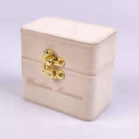 Boîte à bijoux en cuir microfibre avec doublure en velours, fermeture métallique, logo personnalisé pour le rangement des alliances et l'emballage de bijoux de luxe